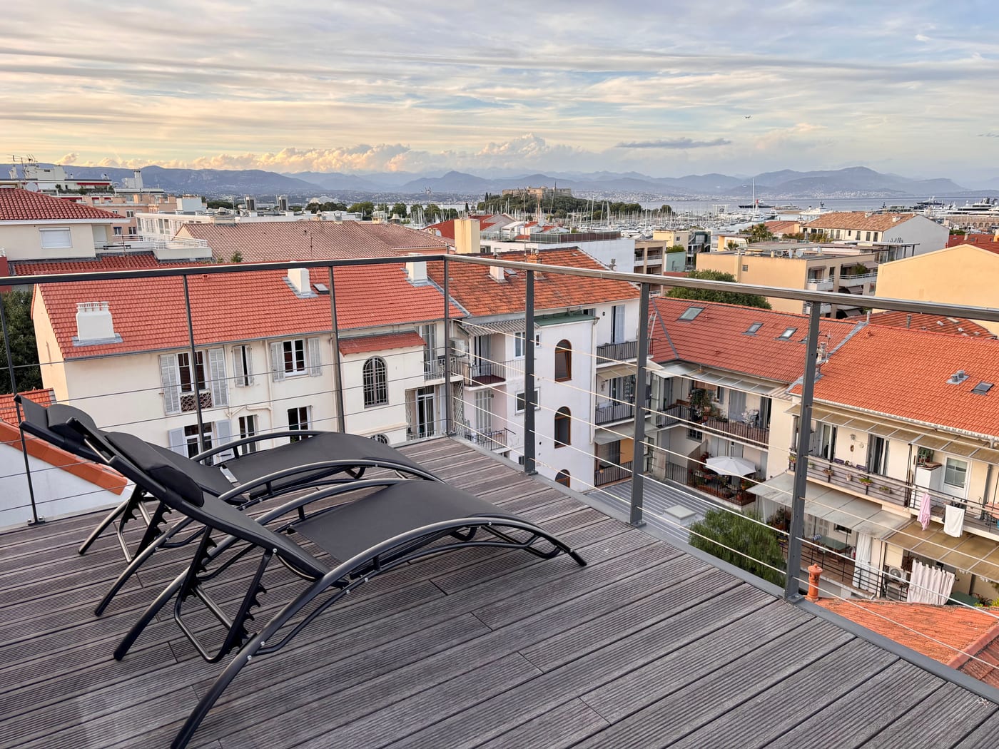 Terrasse sur le toit avec vue sur le port et les montagnes