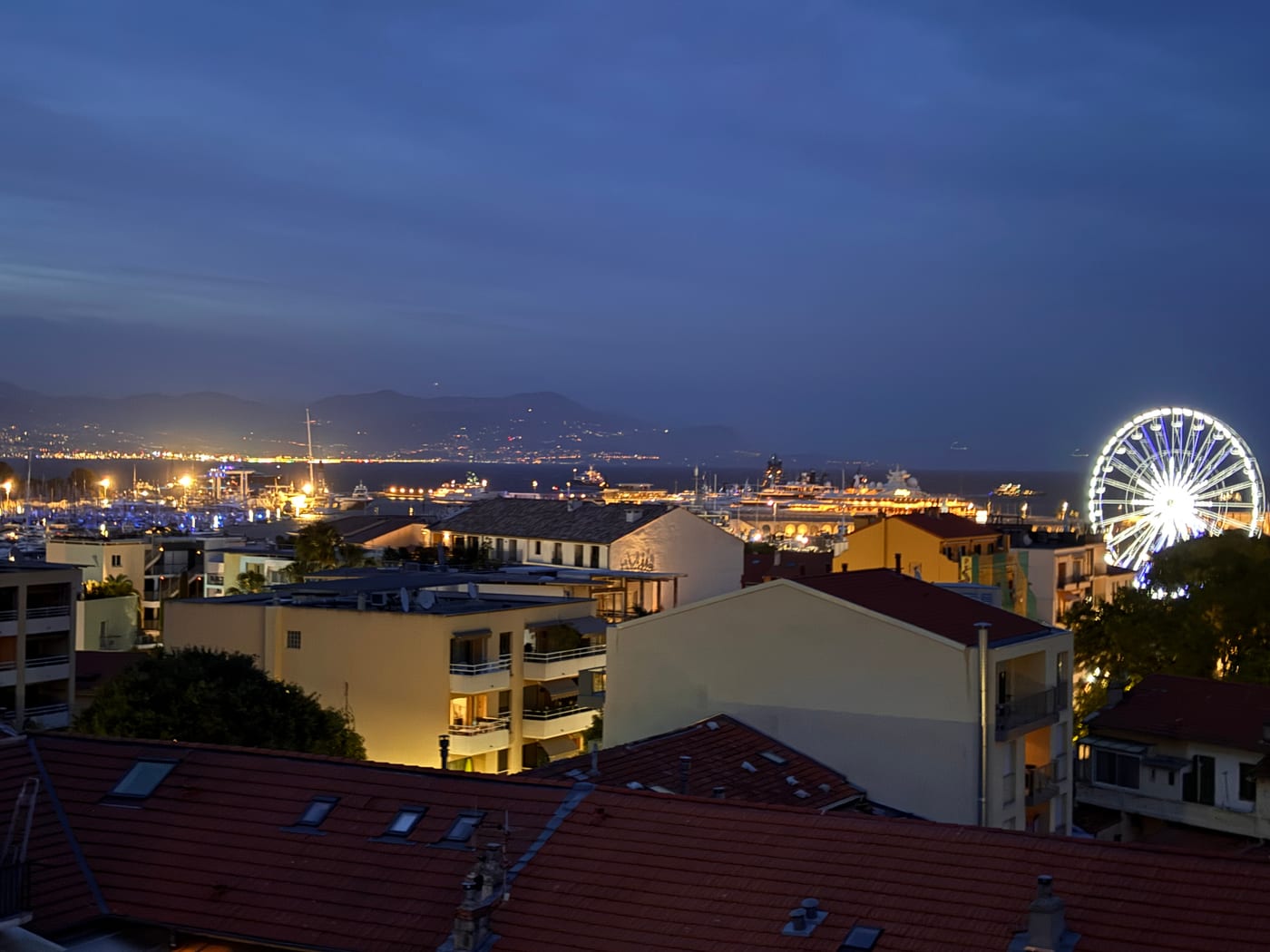Vue nocturne sur le port et la côte