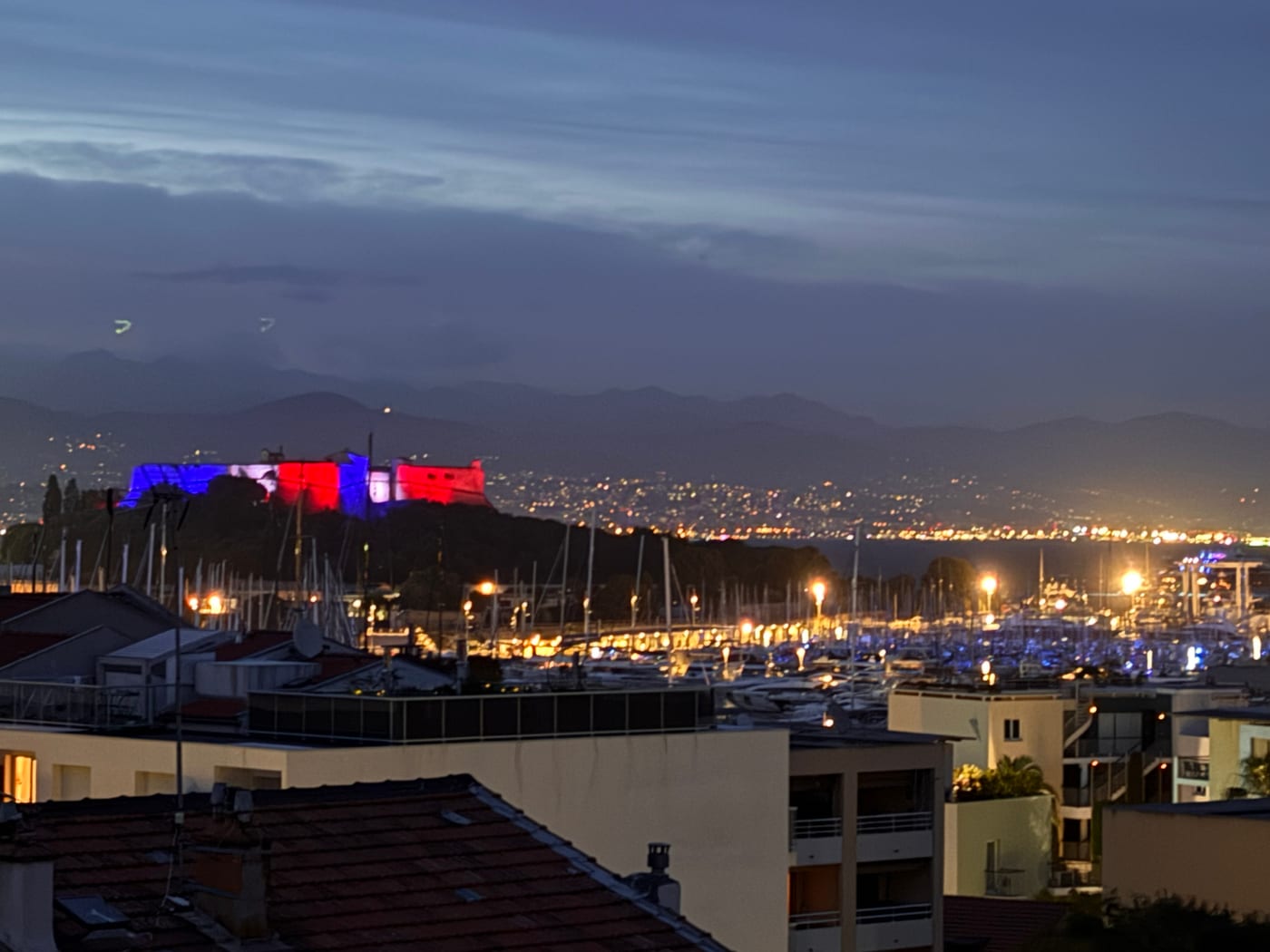 Fort Carré illuminé au-dessus de Port Vauban la nuit