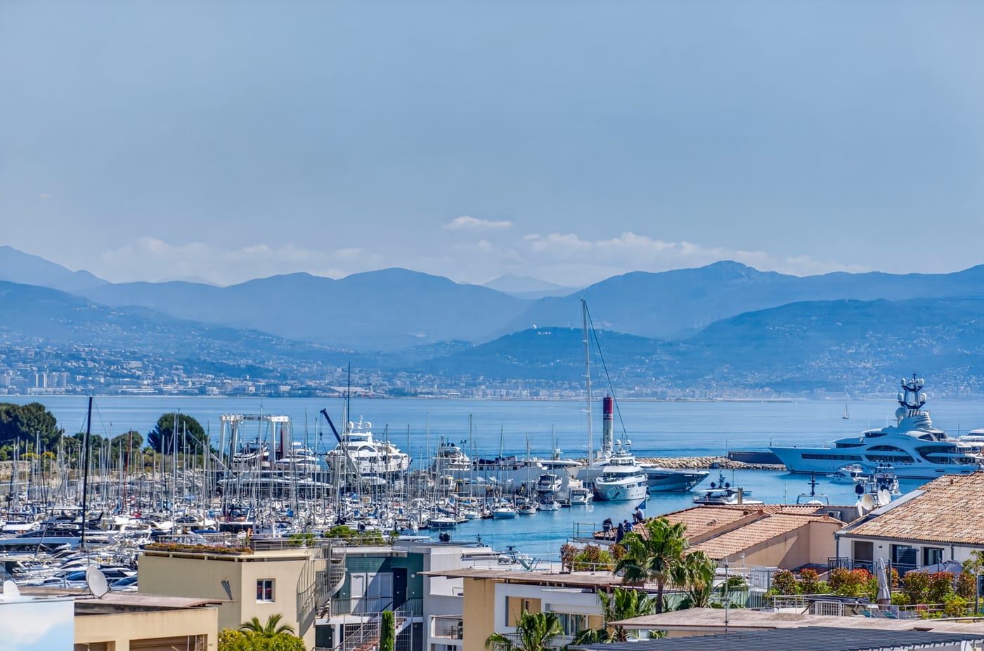 Port Vauban et la baie d'Antibes