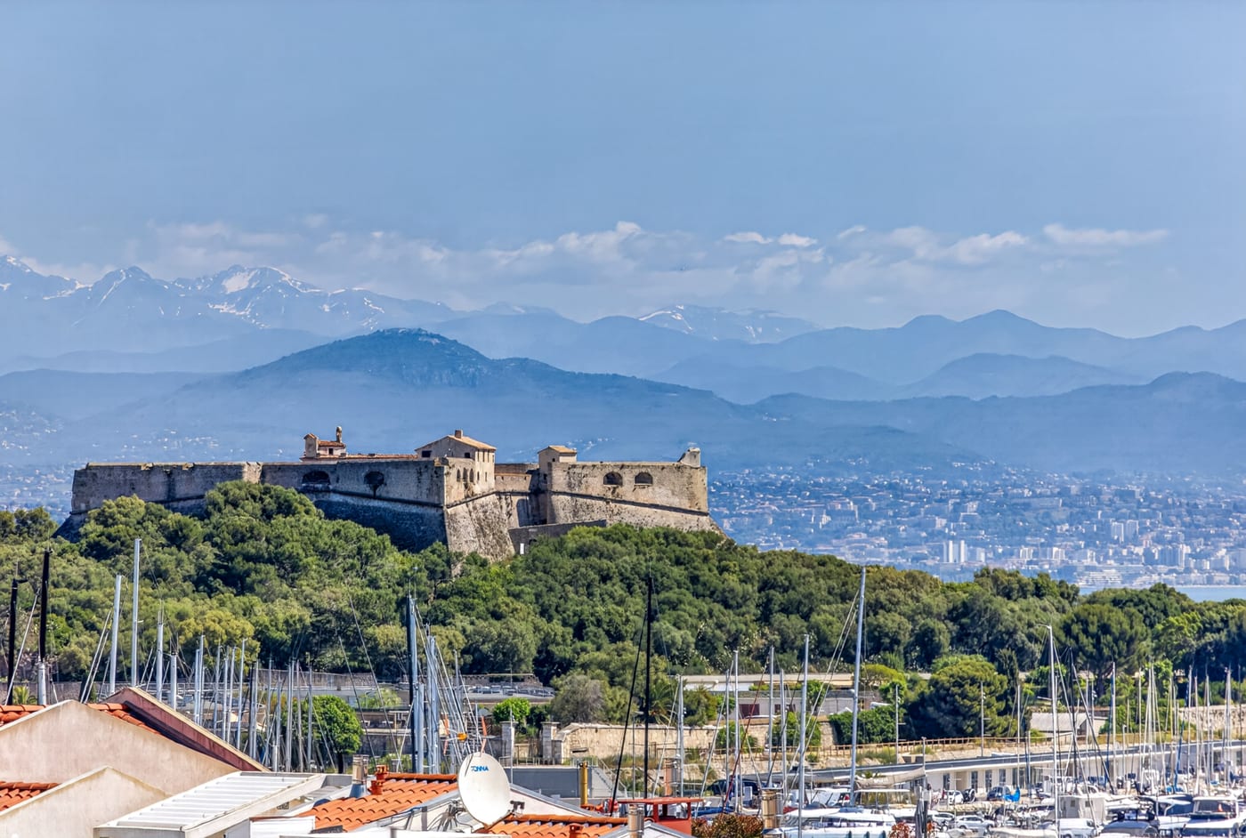 Fort Carré, Port Vauban et la Méditerranée vus au-dessus d'Antibes