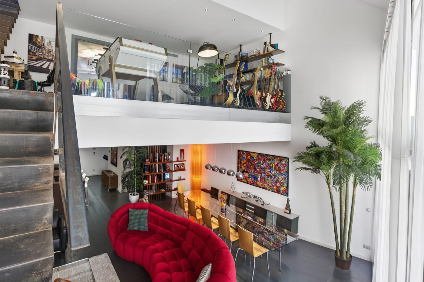Espace de vie double hauteur baigné de lumière